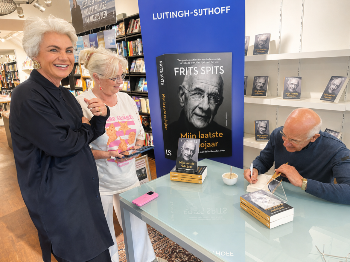 Frits Spits signeerde vanmiddag zijn nieuwe boek in de Larense Boekhandel