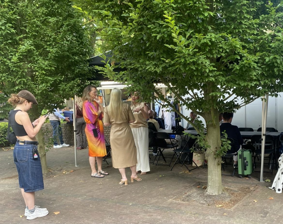 Figuranten zweten in de zon bij opnames tv-serie ’Gooische Vrouwen’ in Laren: ’Het wachten duurt wel heel lang’