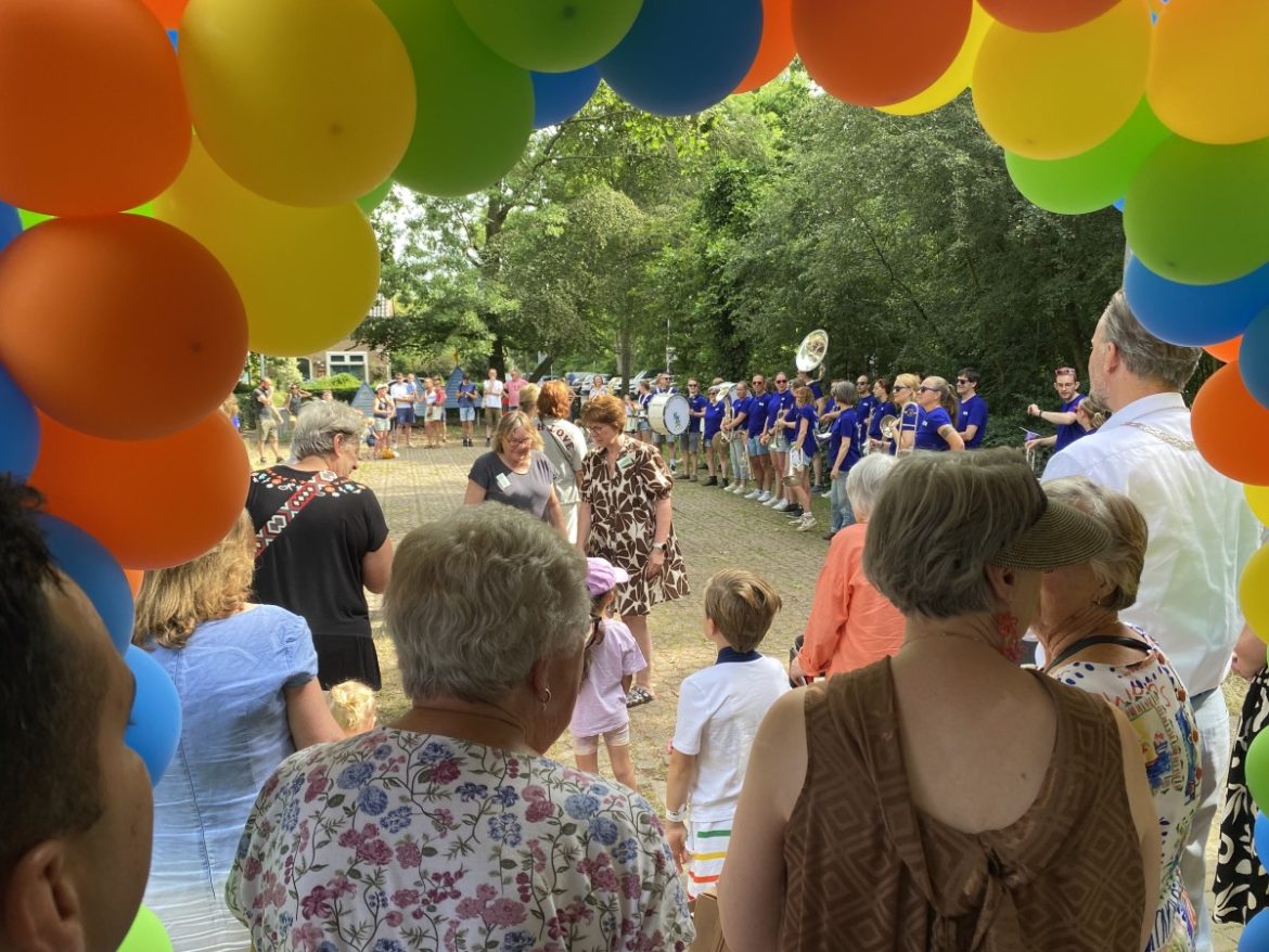 Ons Genoegen in Laren viert 100-jarig jubileum met vernieuwde inclusieve speeltuin: ’Het kloppend hart van de buurt’ 