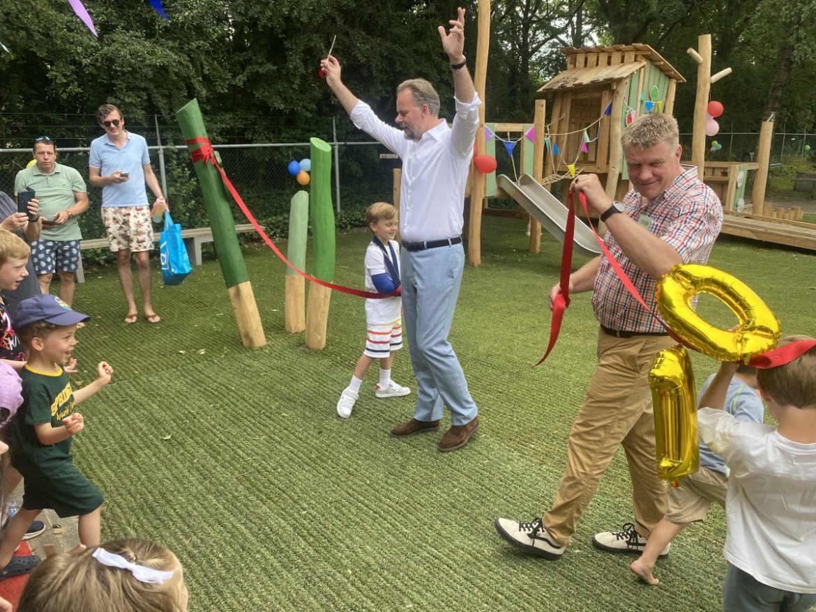 (fotoreportage) Feestelijke opening vernieuwde speeltuin voor 100-jarig  ‘Ons Genoegen’