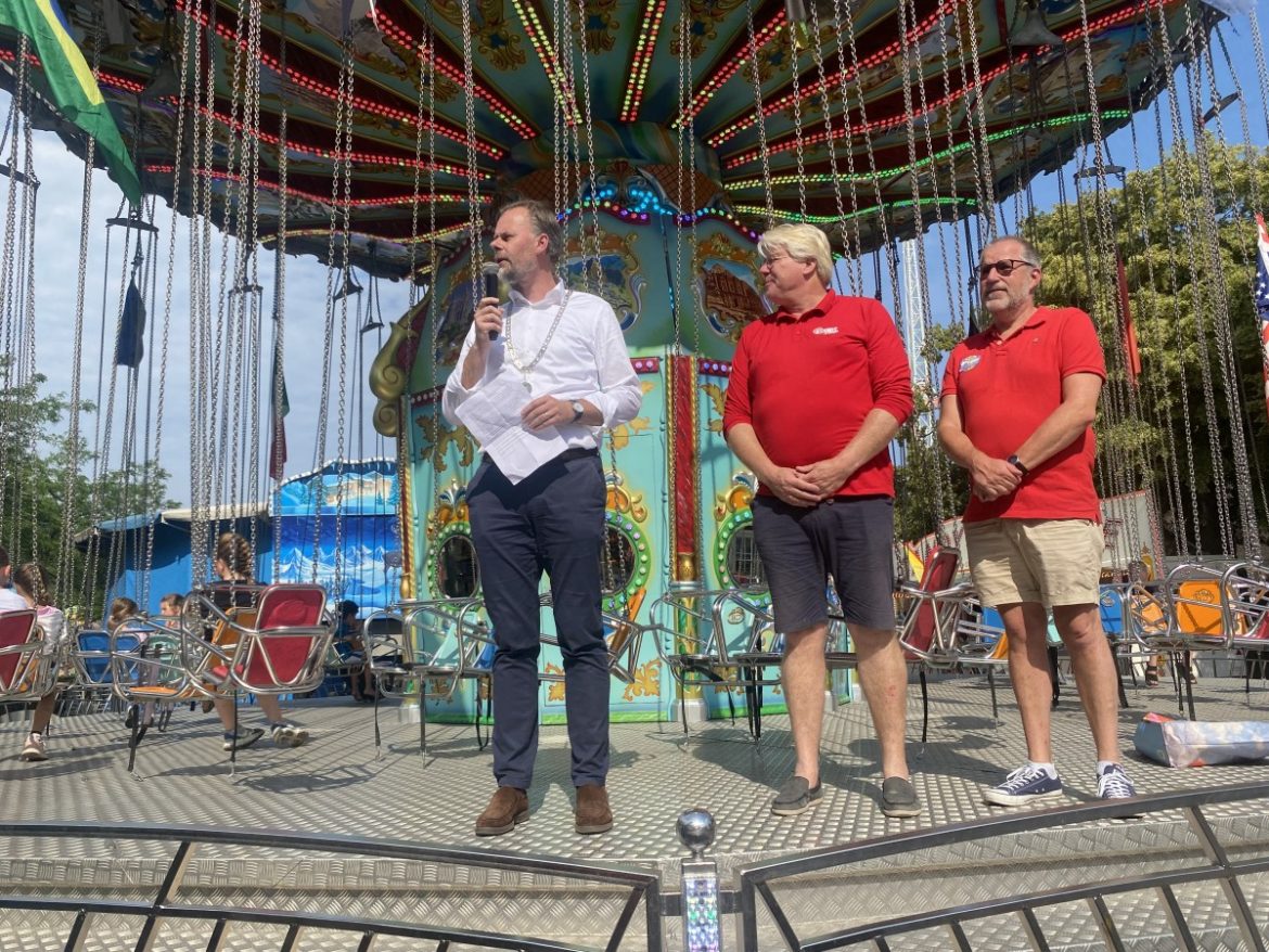 Larense kermis feestelijk geopend: negen dagen vol snelheid en spektakel