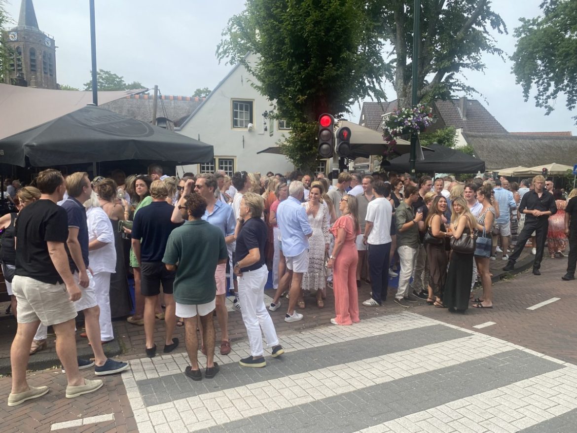 Hottest place in town; ’t Bonte Paard gaat uit zijn dak op Haringparty