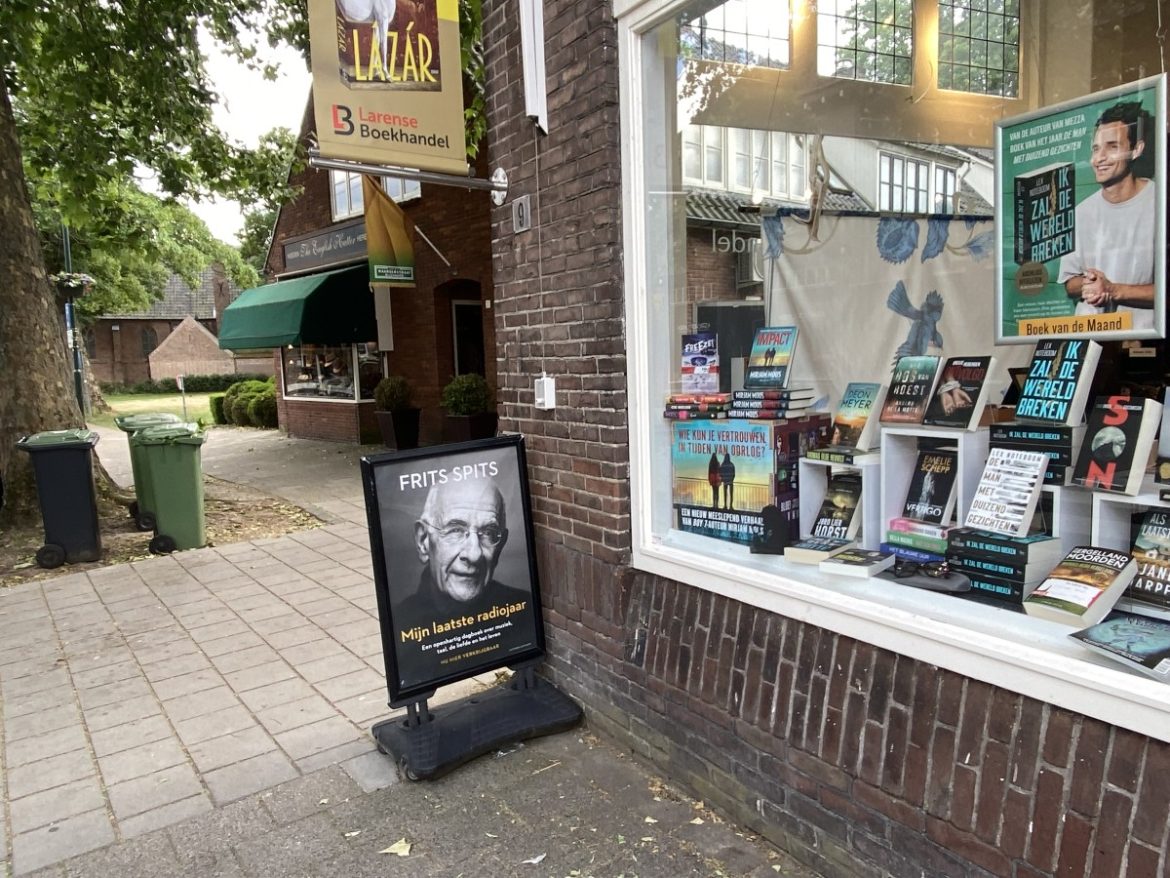 Frits Spits signeert…