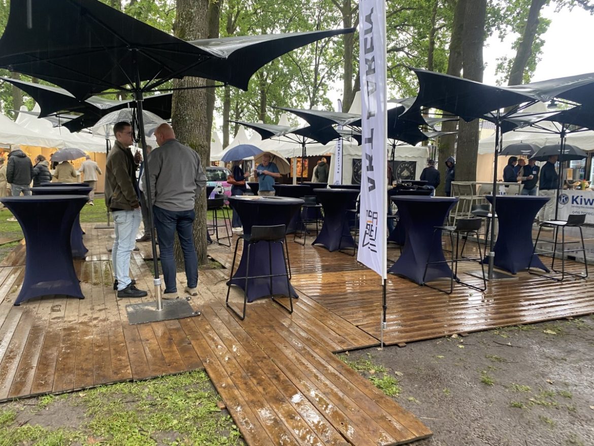 Vip party valt in het water, de kunst daarentegen bloeit volop bij Art Laren