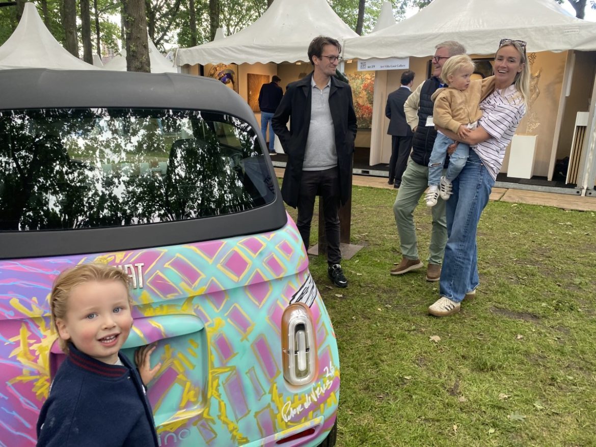 Beschilderde brommobiel Fiat Topolino brengt 9500 euro op voor het goede doel tijdens veiling Art Laren