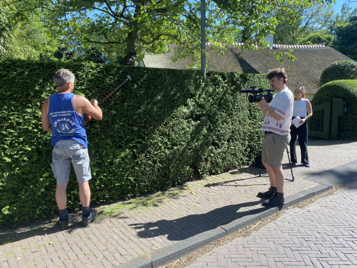 (video) Laren knipt heggen en strijkt banieren voor de Sint Jansprocessie