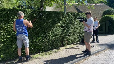 (video) Laren knipt heggen en strijkt banieren voor de Sint Jansprocessie