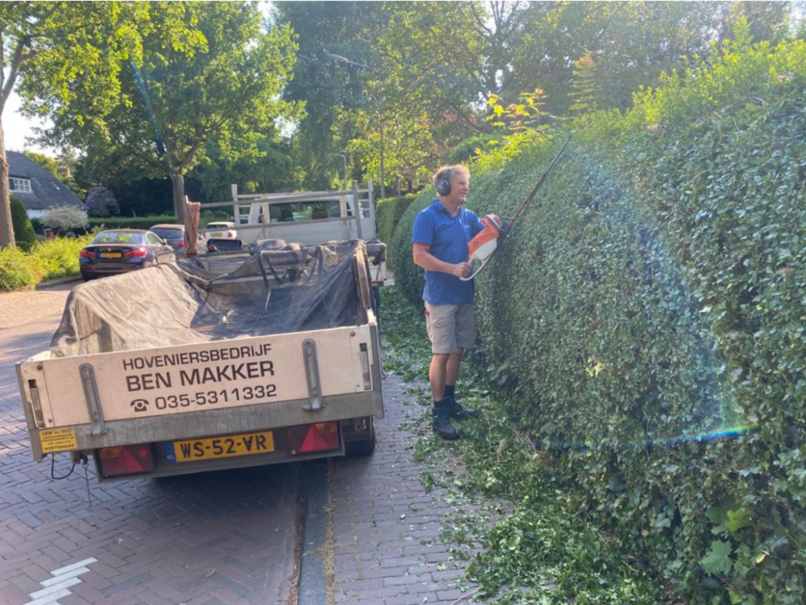 De heggen en hagen worden voor Sint Jan weer in het dorp geknipt