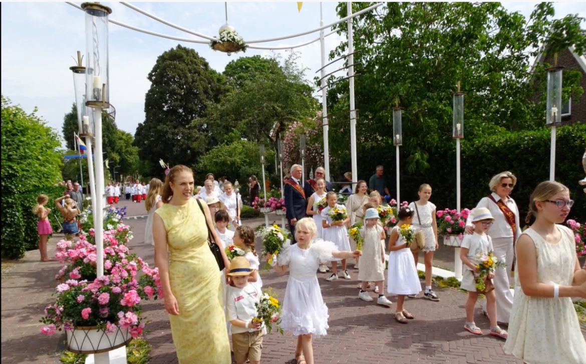 ’Groepen van buiten’ welkom bij Sint-Jansprocessie in Laren, ’een groot geloofsfeest met meer dan duizend deelnemers’
