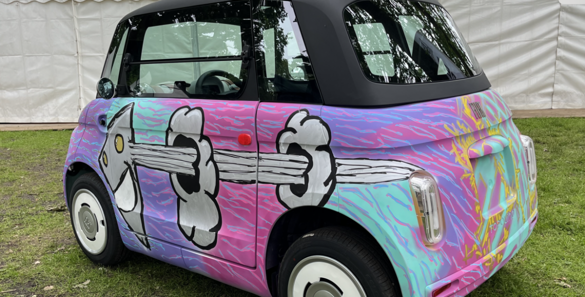 Art Laren-veiling op zondagmiddag van een Wie biedt op brommobiel Fiat Topolino