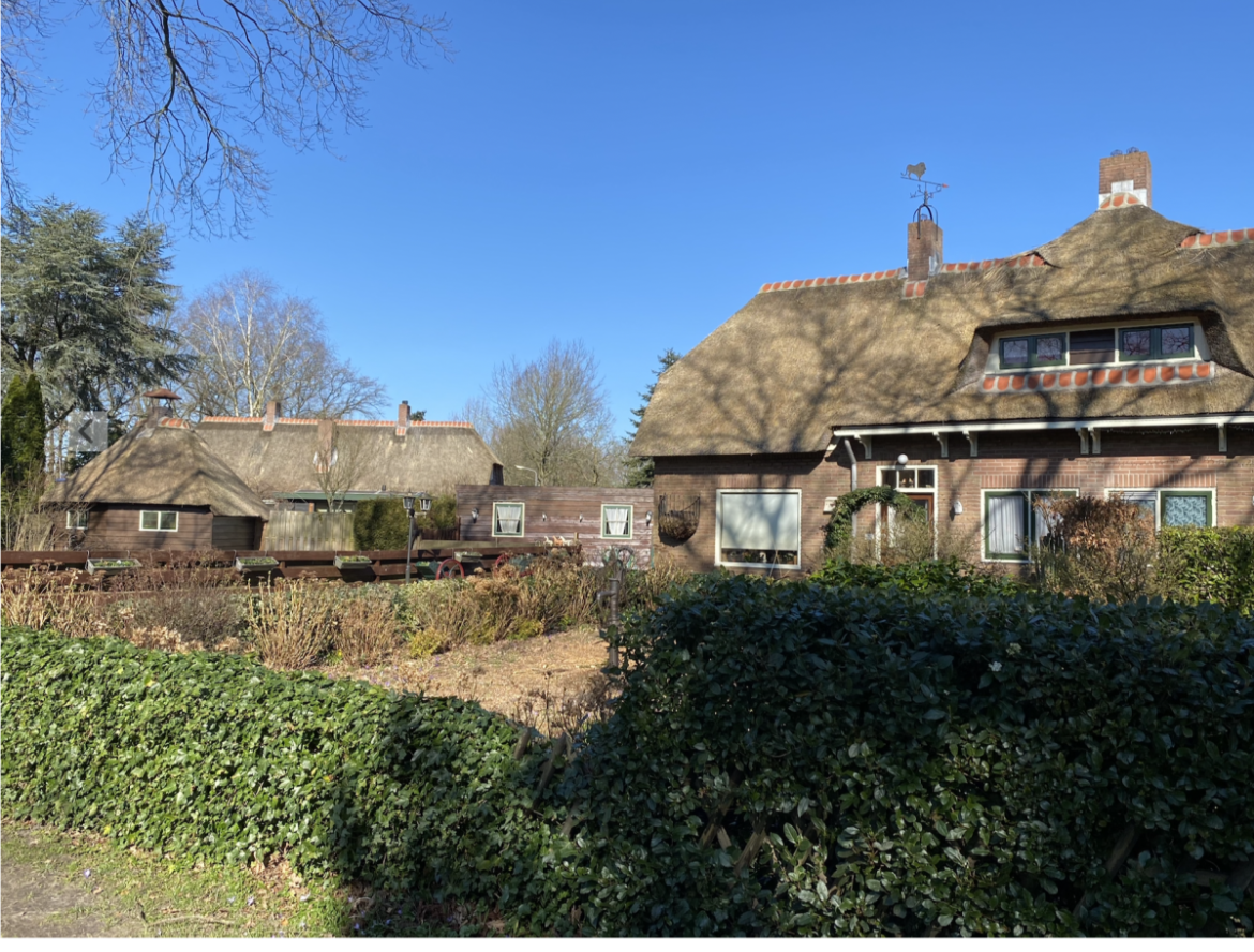 Plannen voor nieuwbouw in erfgooiersbuurt Laren vallen niet bij iedereen in goede aarde. ’Waarom zou een woningbouwvereniging die geen hart heeft voor deze wijk, hier mogen bouwen?’
