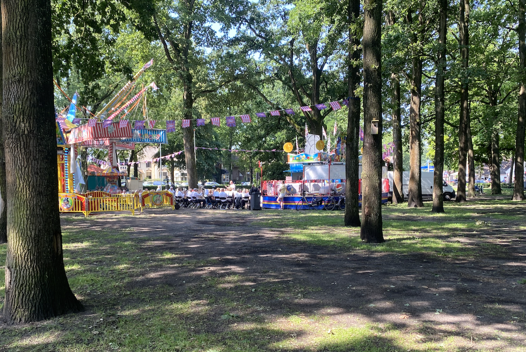 (fotorepo) Sfeervolle Kermismis onder kathedrale bomen van de Brink