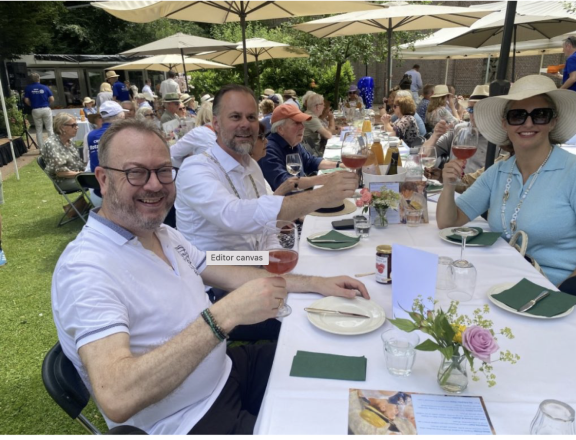 Rotary Dorpslunch voor goed doel in zonovergoten Kloostertuin