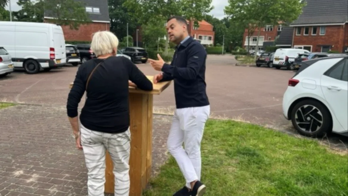 Inwoners in gesprek met nieuwe wethouders tijdens buurtbezoek Bazelweg
