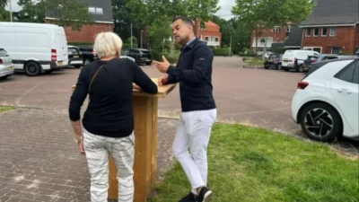 Inwoners in gesprek met nieuwe wethouders tijdens buurtbezoek Bazelweg