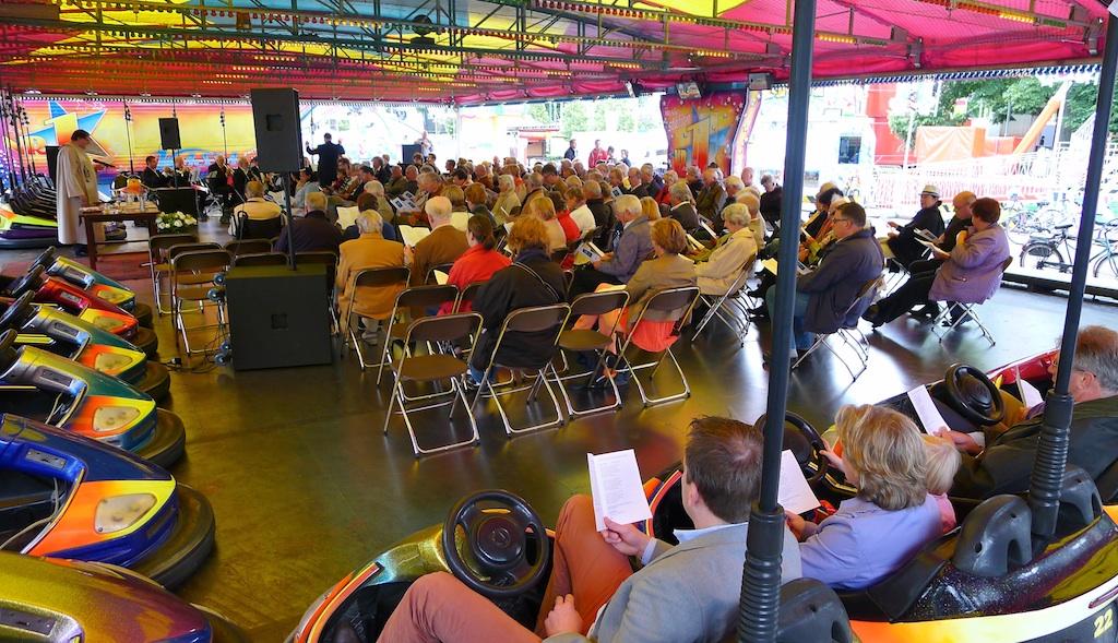 ’Kermispriester van Laren’ Bernhard van Welzenes viert gouden priesterjubileum tijdens de jaarlijkse mis: ’Even stilte op de kermis