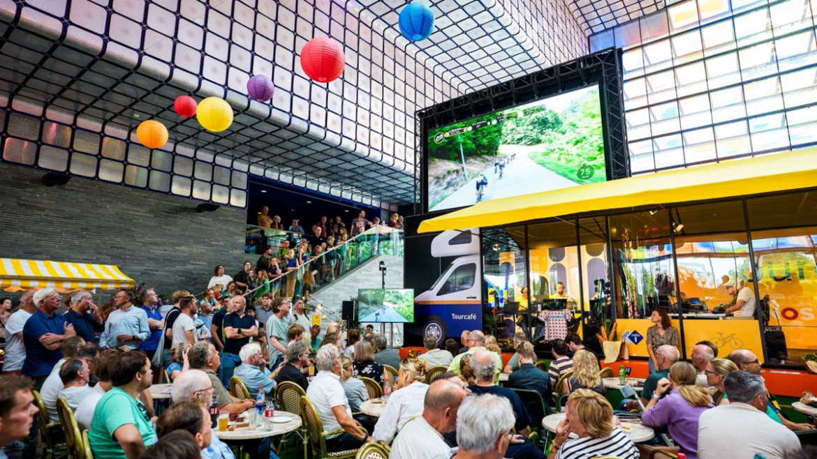 Kom live de Tour de France kijken Bezoek gratis het NPO Radio 1 Tourcafé