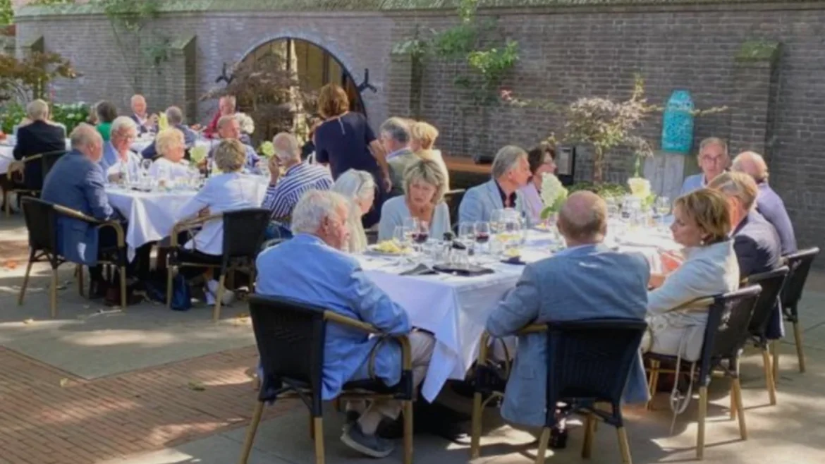 Brinkhuis Laren organiseert twee aanschuiflunches voor senioren deze zomer