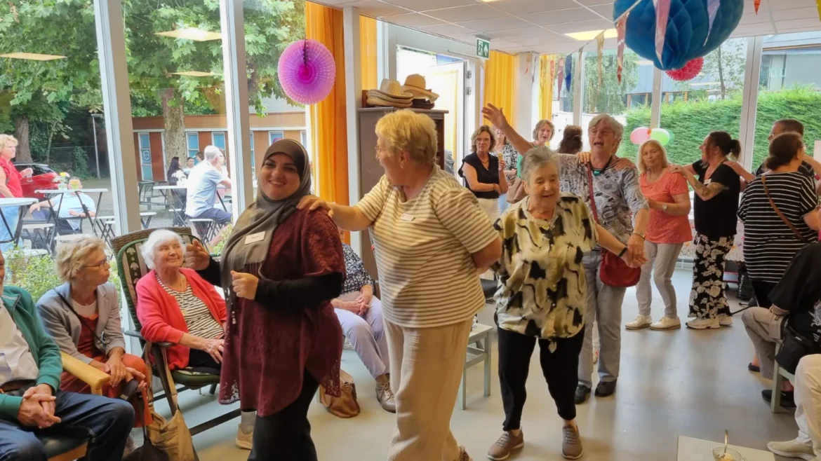 Ontmoetingscentrum Laren viert vijfjarig bestaan met feestelijke middag: ‘Ze voelt zich helemaal thuis’