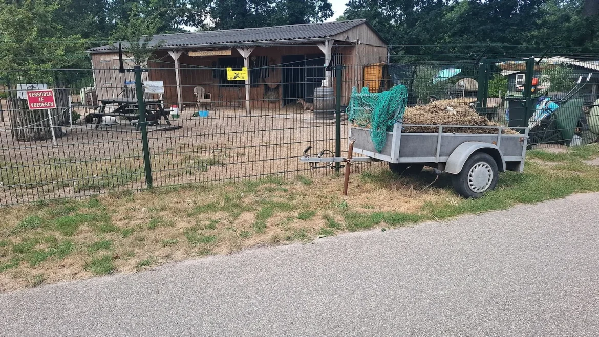 -Stichting Het Geitenweitje teleurgesteld na melding over mestaanhanger: gemeente onderzoekt situatie