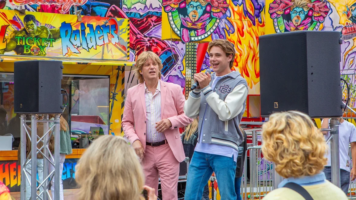 Martin Morero verrast bezoekers Larense kermis met hitjes tijdens opnames van Gooische Vrouwen