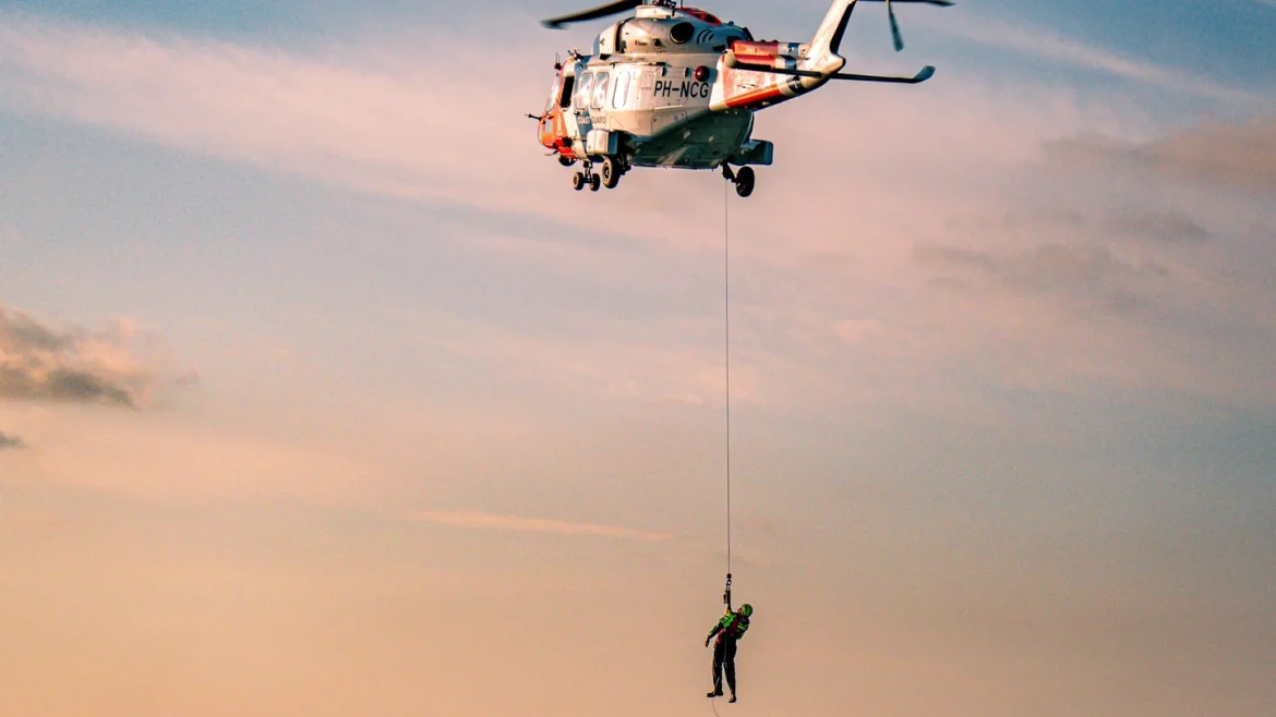 KNRM oefent hijsactie met helikopter boven IJmeer
