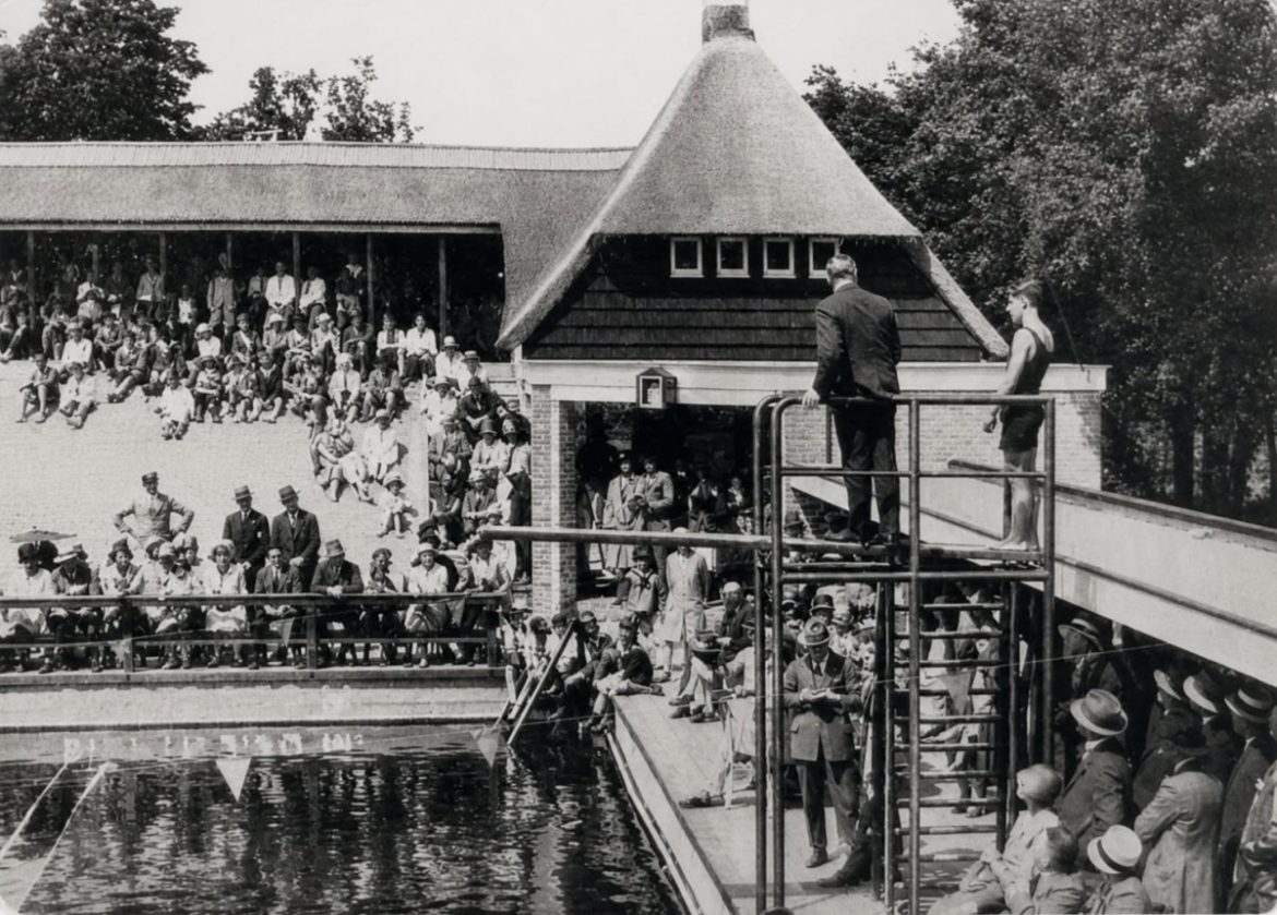 Het Laren van weleer: De opening van het zwembad aan het Mauvezand 1928.