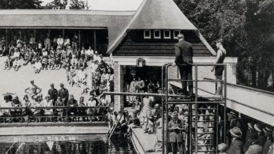 Het Laren van weleer: De opening van het zwembad aan het Mauvezand 1928.