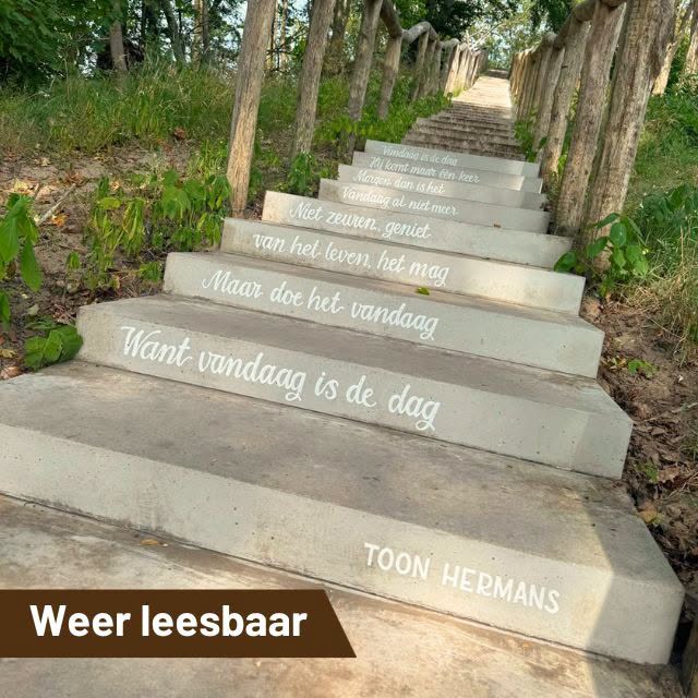 Het gedicht van Toon Hermans staat weer goed leesbaar op de trap van de berg van Anna’s Hoeve!