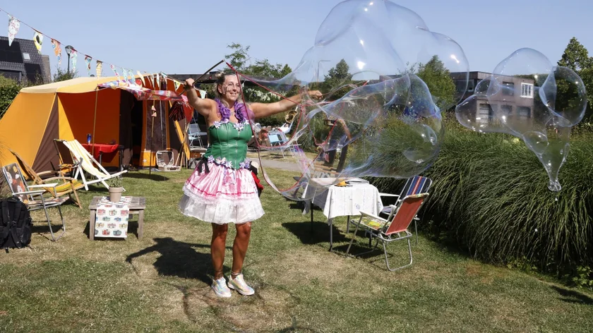 Villa Florian tovert tuin om tot nostalgische camping voor bewoners