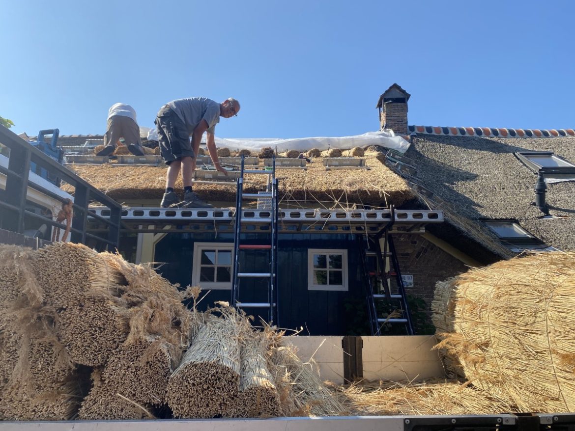 Gebroeders de Boer aan het werk op de Kerklaan