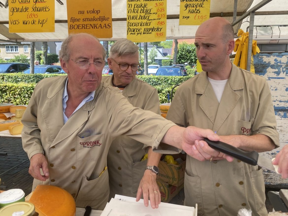 Nanja verzamelt de ingrediënten voor een luxe, decadente GoMiBo, de Gooise Middag Borrel: van truffelkaas tot oesters