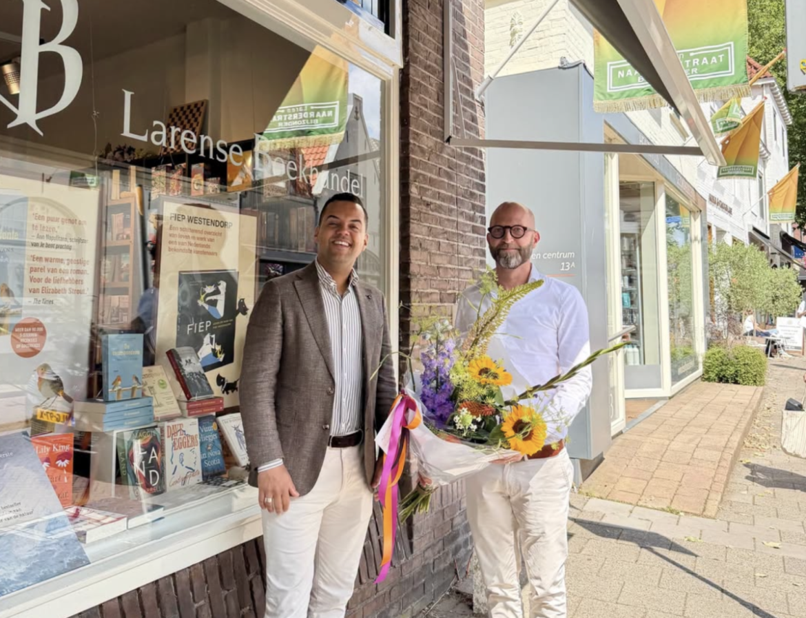 Larense boekhandel 35 jaar eigendom van Annelies. Bezoekje van de wethouder