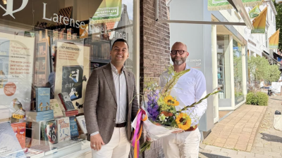Larense boekhandel 35 jaar eigendom van Annelies. Bezoekje van de wethouder