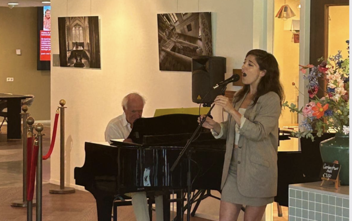 (video)Sophia Brous treedt op in het Galerie Café van Rosa Spier