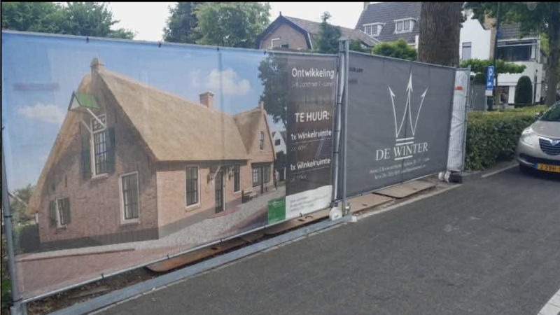 Restauratie uitgebrande monumentale boerderij in Laren van start; duurt een jaar