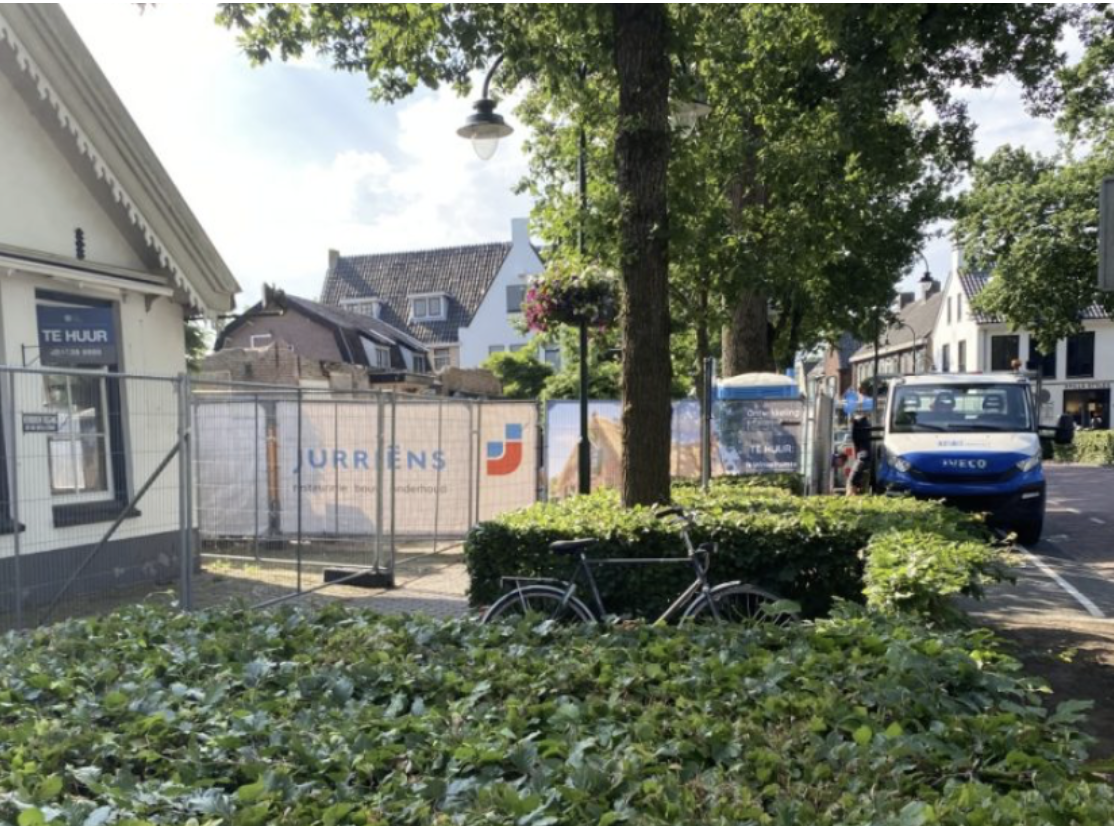 Eerste bouwvakkers aan de slag bij uitgebrande boerderij Laren: ’We zijn blij dat er eindelijk wat gebeurt’ 