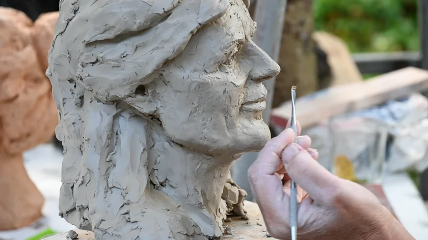 Statushouders en inwoners van Laren  boetseren in Brinkhuis , gratis entree