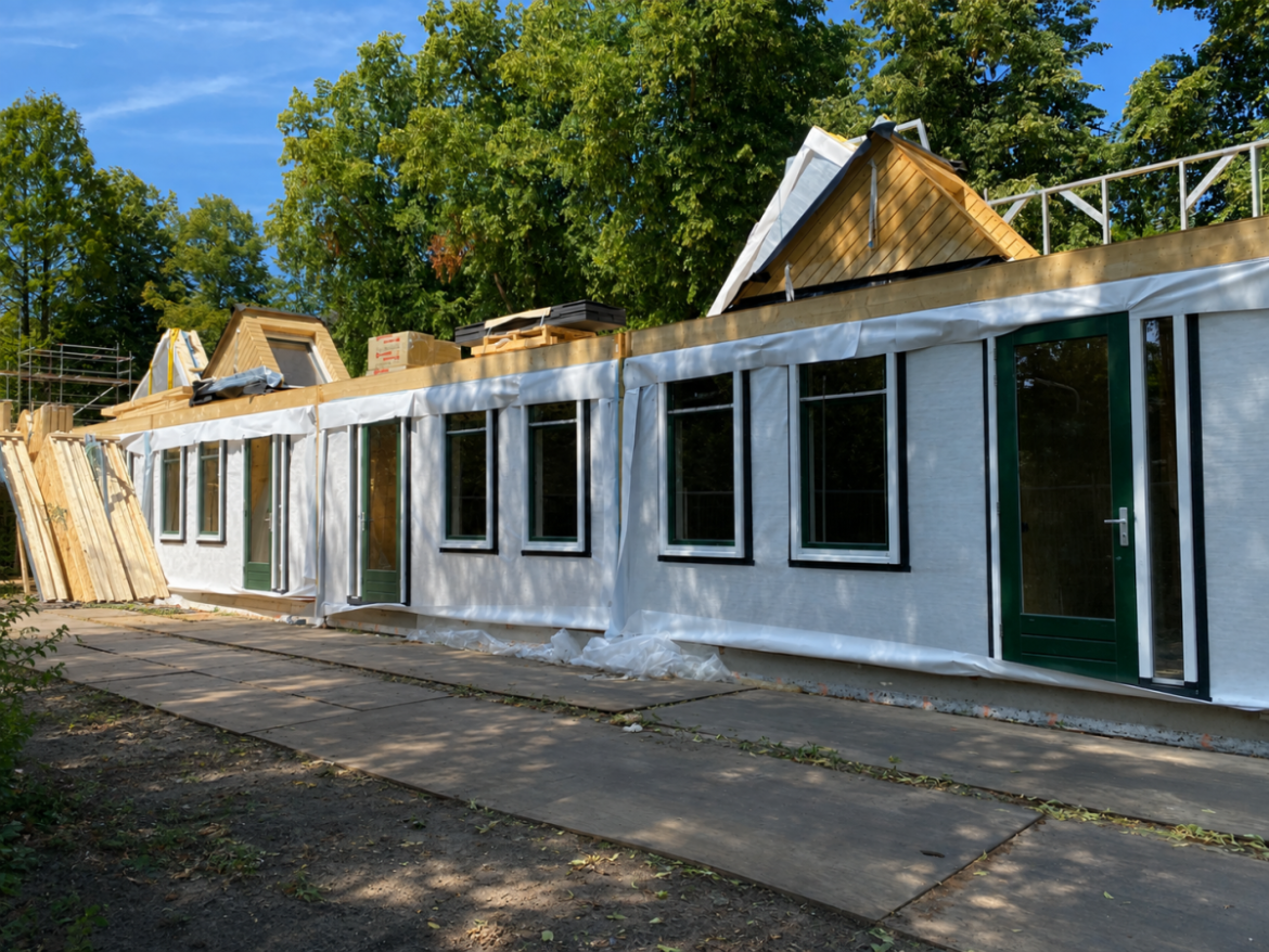 Zeven nieuwe sociale huurwoningen voor senioren verrijzen razendsnel aan de Eemnesserweg in Laren
