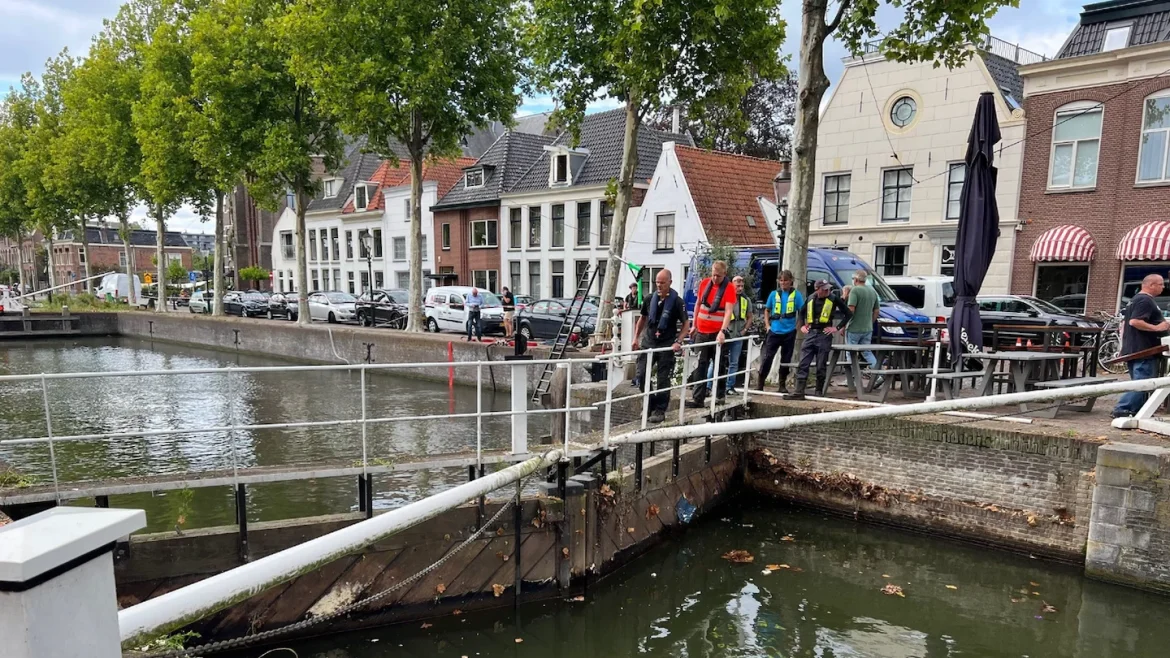 Droogte treft regio: sluis Weesp dicht, noodpompen bij Muiden en blauwalg in Huizen