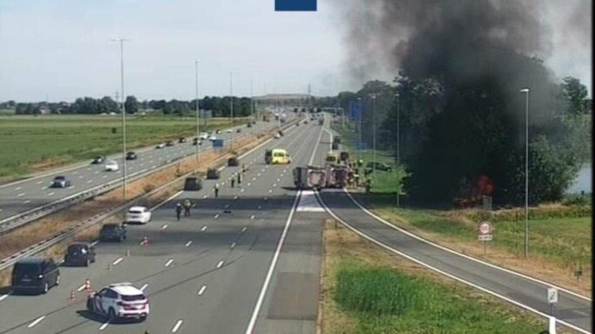 Auto crasht en vliegt in brand op A1 bij Baarn, drie rijstroken afgesloten