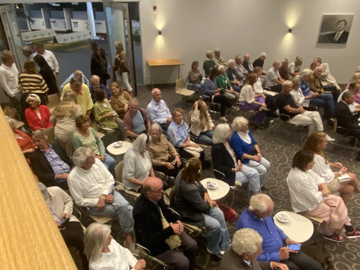 -Drukbezochte avond bij bezwarencommissie Laren over aanbouw Johanneskerk Laren. ’Wees hier zuinig op, er is al zoveel verknoeid’