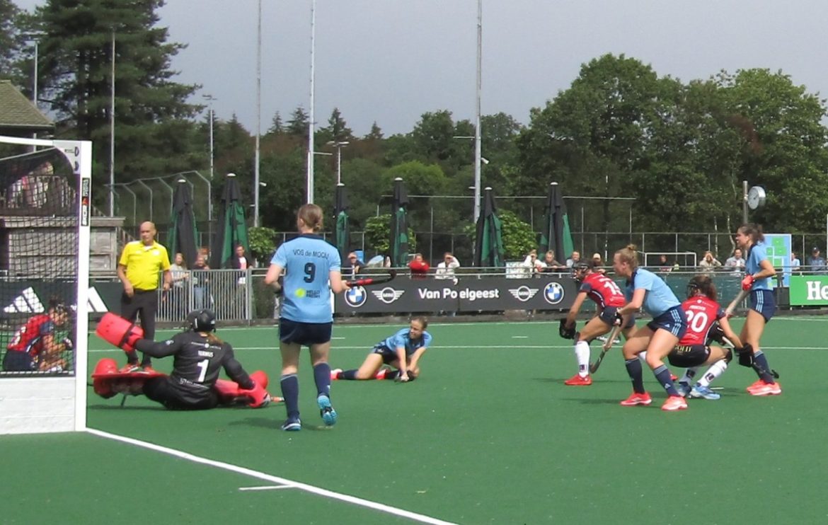 Laren Dames 1 leggen Huizen over de knie