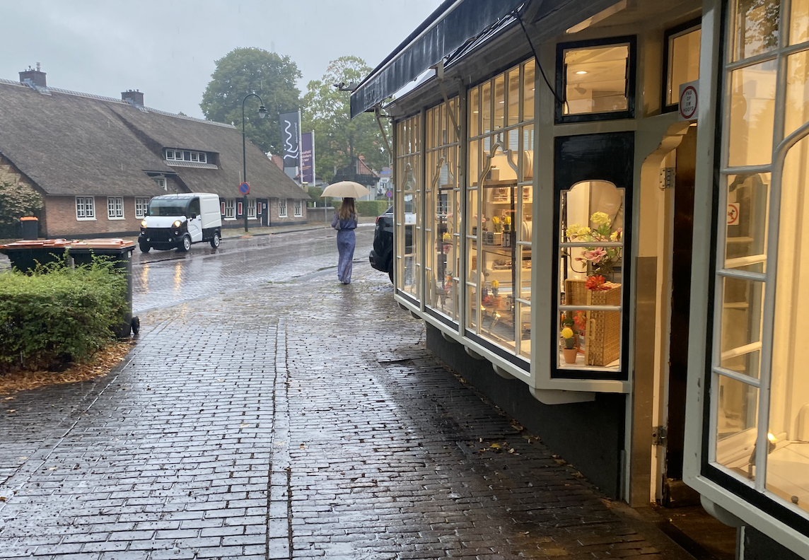 Zwaar bewolkt met wat lichte regen in Laren in de ochtend