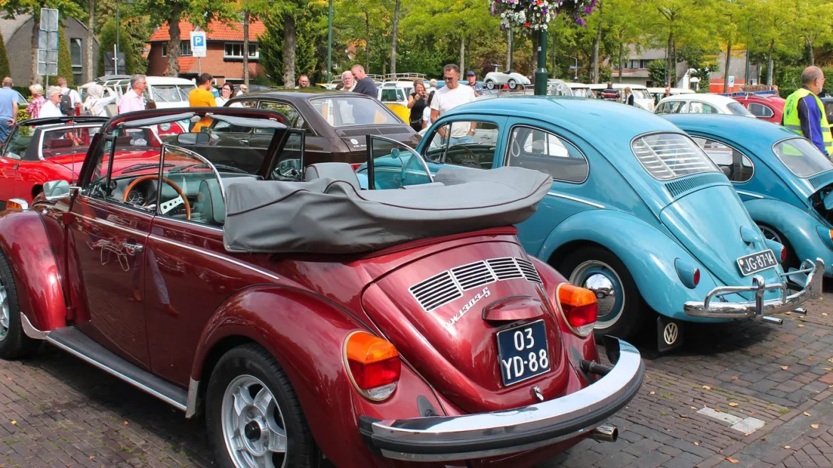 Tientallen klassieke Volkswagens verzamelen zich tijdens jubileumeditie Kleine Raampjesdag in Laren