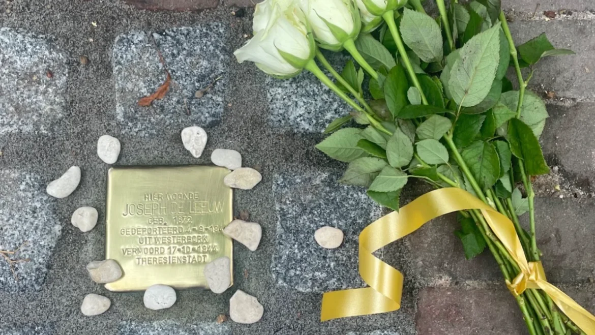 Nieuwe Stolpersteine herinneren in Laren aan Joodse inwoners