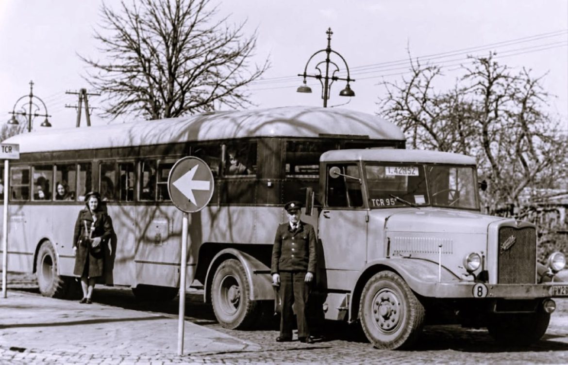 Het tram of busstation Laren 1947.