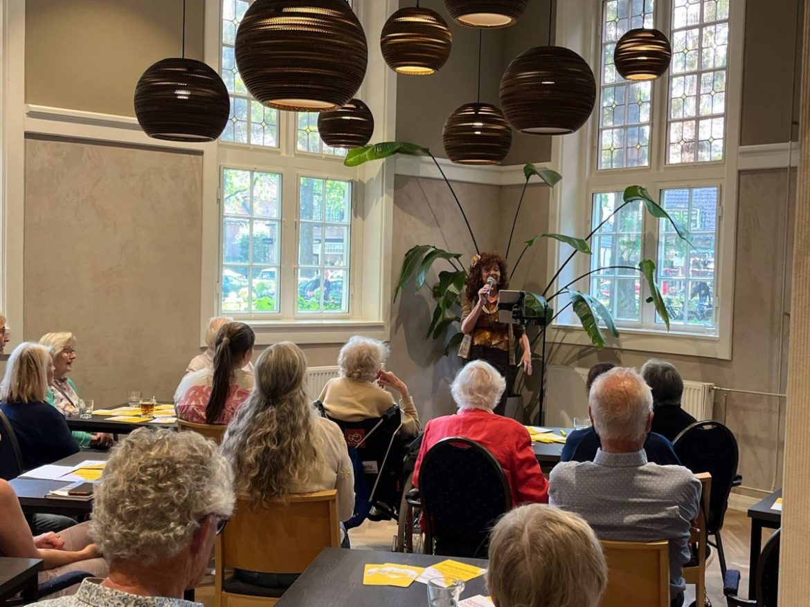 Hoge opkomst bij feestelijke aftrap eerste Alzheimer Café BEL Gemeenten in het Brinkhuis.