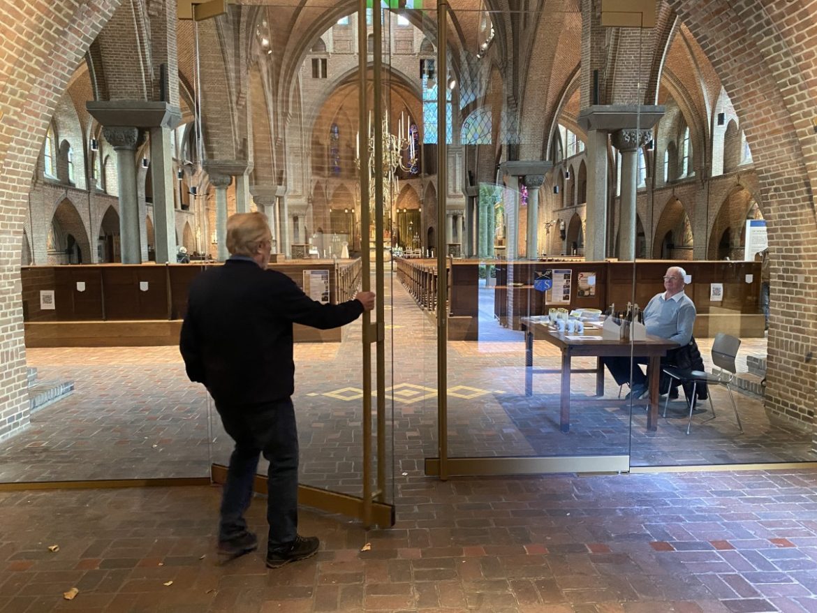 Schitterende glazen wand bij entree Sint Jansbasiliek