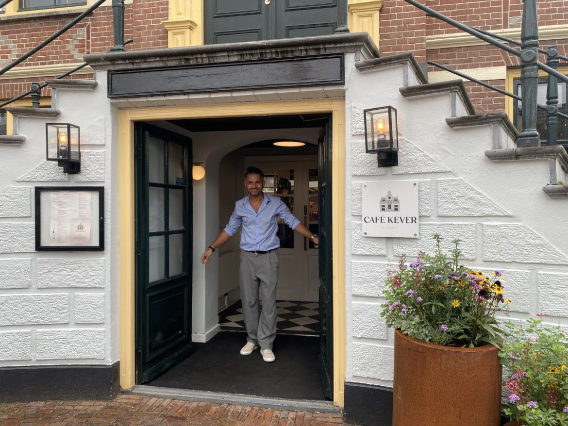 Café Kever opende vanochtend  haar deuren. Bol-an eerste klant